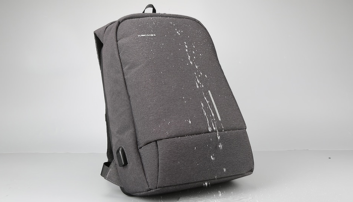Рюкзак выполнен из водоотталкивающего материала